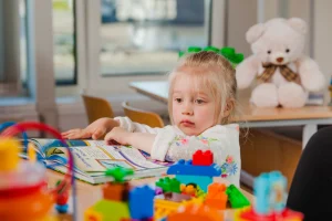 Semne autism 1 an – Ce trebuie să știe părinții despre dezvoltarea timpurie